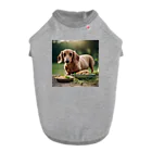 じじのおやつを前にしたダックスフント Dog T-shirt