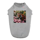 クロスクリエイティブの花を植えているトラ Dog T-shirt