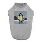 tak12_12のレインコートをつけたペンギン ドッグTシャツ