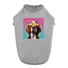 AQUAMETAVERSEのサングラスをかけた、かわいい犬 Marsa 106 ドッグTシャツ