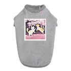 Shironekokuuの桜で遊ぶ犬と猫 Dog T-shirt