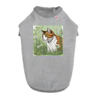 にゃんこーねこの草の中の猫 ドッグTシャツ
