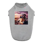 AQUAMETAVERSEのサングラスをかけた、かわいい犬 Marsa 106 ドッグTシャツ