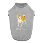 Shiba Inu Streetのちょっと照れている柴犬 ドッグTシャツ