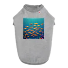 takekoputaの海中を泳ぐ魚のひれ ドッグTシャツ