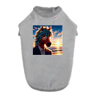 ひよっこなボスの弁護士の馬、夕焼けの浜辺で自撮りする Dog T-shirt