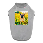 犬好きのしましまの水彩画の犬 花畑のパグのイラスト Dog T-shirt