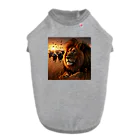 YFCの大自然で狩りするオスライオン④ ドッグTシャツ