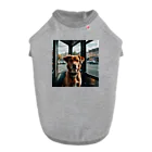 kokin0のバスの中で座る犬 dog sitting on the bus ドッグTシャツ