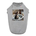 森の雑貨屋の洗面器で遊んでいる子猫 Dog T-shirt