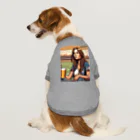 ワンダーワールド・ワンストップのアメリカ人女性が野外でビール片手に Dog T-shirt