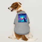 ニャーちゃんショップのサイバー都市でホログラフィックな街並みを楽しむネコ Dog T-shirt