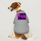 shell_hutの闇夜の中、主人公が追手から逃げるために猛スピードで運転している車 Dog T-shirt