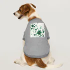 アミュペンの数学的なデザインを持つ緑と白の花 Dog T-shirt