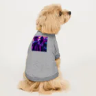 shell_hutの顔を覆い、化学物質の汚染から身を守るためにマスクをつけている人々 Dog T-shirt