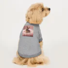キャリーのふわふわのクッションで遊ぶウサギの赤ちゃん Dog T-shirt
