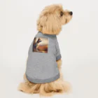 me-tooの遠くを見つめる愛犬 ドッグTシャツ