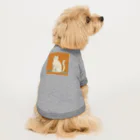 ミリススタイルの凛々しく立つネコ Dog T-shirt