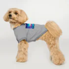 ニャーちゃんショップのサイバー都市でホログラフィックな街並みを楽しむネコ Dog T-shirt