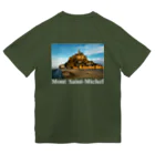 そろ日和別館（世界の風景グッズ）の早朝のモンサンミッシェル（そろ日和ロゴ入り） Dry T-Shirt