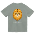 静岡市動物園協会【日本平動物園】公式SUZURIショップの【日本平動物園】ライオン・ギル　イラスト(font：ホワイト) Dry T-Shirt