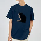 小鳥と映画館の左から光が当たっている黒猫 ドライTシャツ