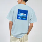 NORIMA'S SHOP の漂流した氷の上でクジラを眺めるしろくまくんとペンギンちゃん ドライTシャツ