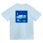 NORIMA'S SHOP の漂流した氷の上でクジラを眺めるしろくまくんとペンギンちゃん ドライTシャツ