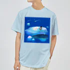 NORIMA'S SHOP の漂流した氷の上でクジラを眺めるしろくまくんとペンギンちゃん ドライTシャツ