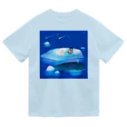 NORIMA'S SHOP の漂流した氷の上でクジラを眺めるしろくまくんとペンギンちゃん ドライTシャツ