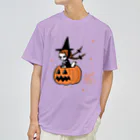 Mizna WadaのThe Pumpkin Riding Witch ドライTシャツ