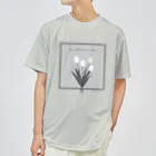 rilybiiのgrayish color × white × charcoal ×  tulip bouquet ドライTシャツ