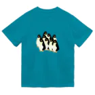 mendakoshopのこっちを見てくるペンギン ドライTシャツ