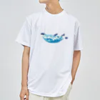 ヒロシオーバーダイブのペンギン、夏の海を泳ぐ。 Dry T-Shirt