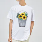 Fred HorstmanのWatering bucket and sunflowers  じょうろ と ひまわり ドライTシャツ