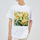 botanicalartAIの黄色のスイセン ドライTシャツ