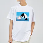 Drecome_Designの【手を取って・・・】海豚(イルカ)親子 ドライTシャツ