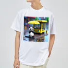 萌えキャラ大好きの雨の中バス停でバスを待つパンダのイラストグッズ ドライTシャツ