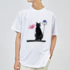 幸運のしっぽの黒猫と花 ドライTシャツ