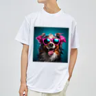 AQUAMETAVERSEのサングラスをかけた、かわいい犬 Marsa 106 Dry T-Shirt