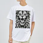 SERIY_SHOPの荘厳なる支配者：モノトーンのライオンの描画 ドライTシャツ
