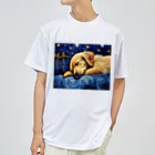 Dog Art Museumの【星降る夜 - ゴールデンレトリバー犬の子犬 No.3】 ドライTシャツ