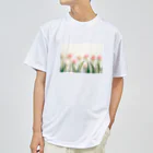 Leomatsuraのピンクと白のチューリップ ドライTシャツ