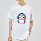 Vasetti_pressの赤いヘッドホンを付けているペンギン ドライTシャツ