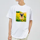 犬好きのしましまの水彩画の犬 花畑のパグのイラスト ドライTシャツ