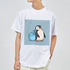 ganeshaのかわいいペンギンとおもちゃのバケツ ドライTシャツ