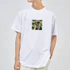 kokin0の草むらで斜めを見つめる犬 dog looking for the anywhere Dry T-Shirt