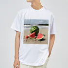 はちみつあめの浜辺のスイカ Dry T-Shirt