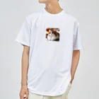 猫　ねこグッズギャラリーのふわふわの三毛猫 Dry T-Shirt