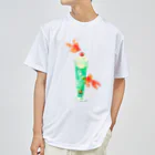 isshiki mayumiの金魚とソーダが夢の泡 ドライTシャツ